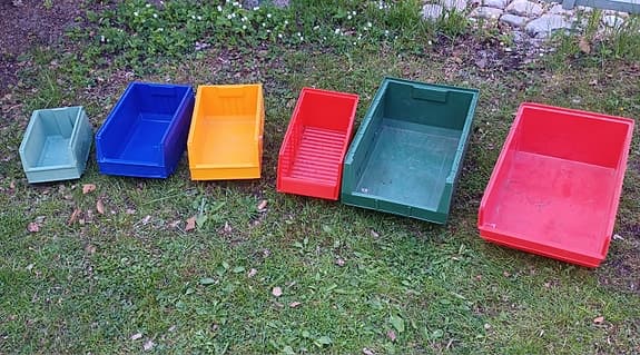 Plastbackar / förvaringslådor i olika färger