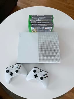 Xbox One vit spelkonsol med 2 handkontroller och spel