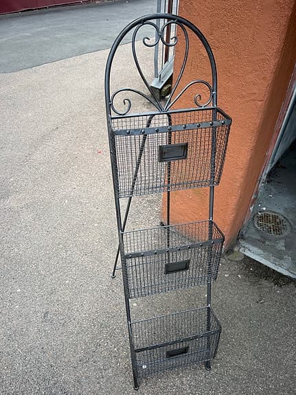 Dekorativt tidningsställ/förvaringsställ i svart metall med 3 fack.