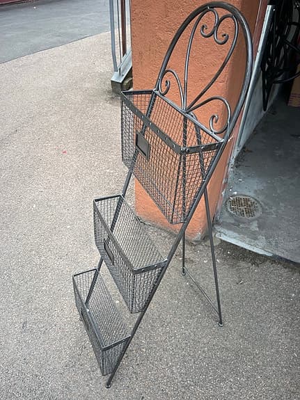 Dekorativt tidningsställ/förvaringsställ i svart metall med 3 fack.