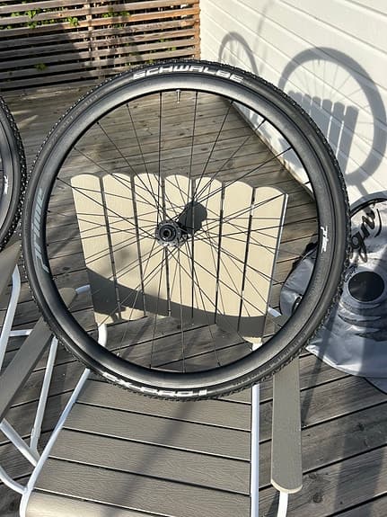 Alufälgar Prime Baroudeur disc  med Schwalbe-däck i nyskick.
