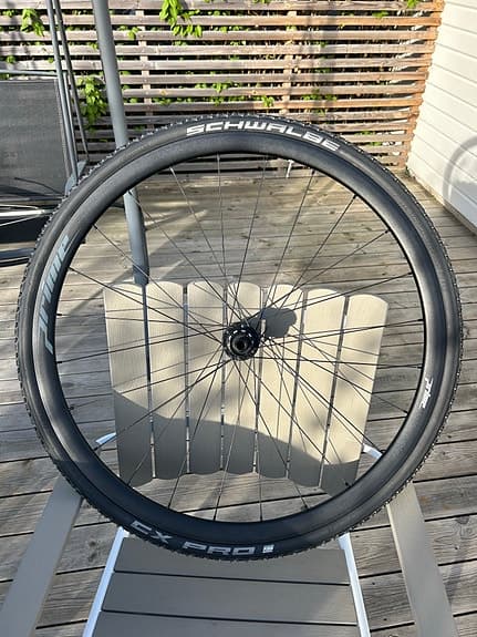 Alufälgar Prime Baroudeur disc  med Schwalbe-däck i nyskick.