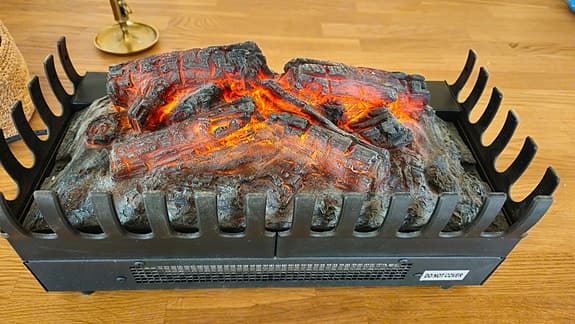 Elektrisk eldinsats med flödande glöd och flammor