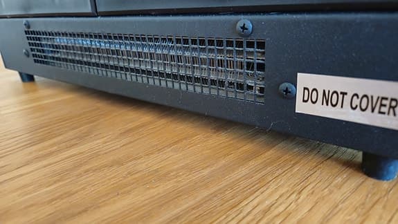 Elektrisk eldinsats med flödande glöd och flammor