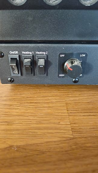 Elektrisk eldinsats med flödande glöd och flammor