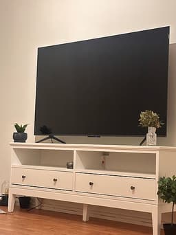 Säljes: 65” TCL Smart-TV + TV-bänk – mycket fint skick