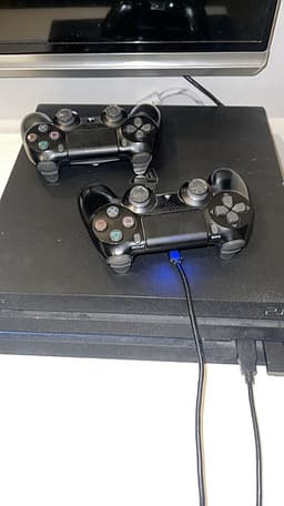 Sony Playstation 4 Pro spelkonsol med handkontroller