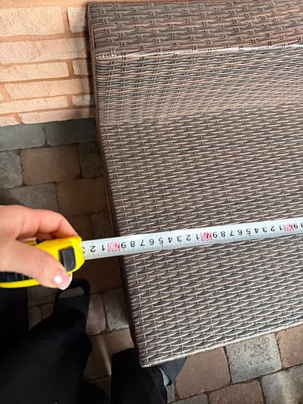 Brun konstrotting loungesoffa med bord och pallar för uteplats