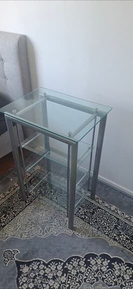 Glashylla / sidobord i modern design