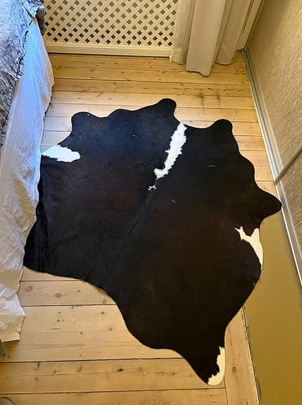 Äkta koskinnsmatta svart/vit – naturlig & stilren inredningsdetalj
