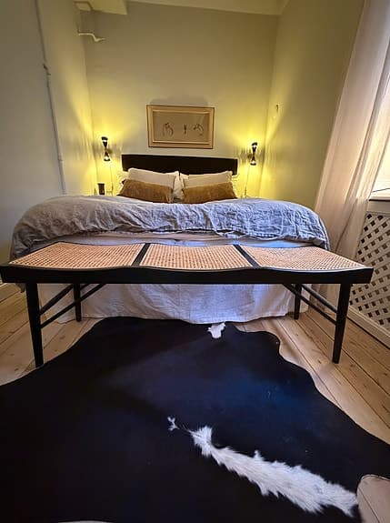 Äkta koskinnsmatta svart/vit – naturlig & stilren inredningsdetalj