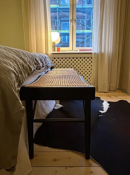 Äkta koskinnsmatta svart/vit – naturlig & stilren inredningsdetalj