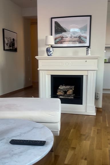 Jotex dekorativ eldstad / kamin i vitt