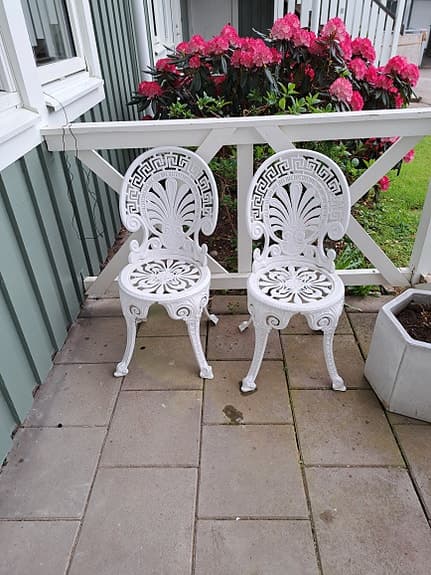Vita trädgårdsstolar i gjutjärn