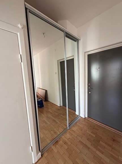 2 st skjutdörrar i aluminium med hel spegel, bredd 1,40 m och höjd 2,36 m
