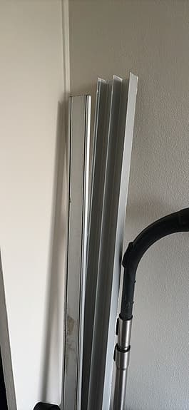 2 st skjutdörrar i aluminium med hel spegel, bredd 1,40 m och höjd 2,36 m