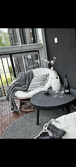 Bekvämt loungeset korgstolar bord