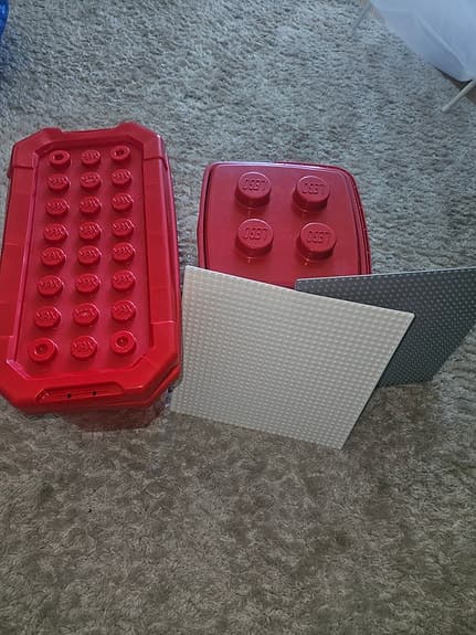 LEGO klossar med förvaringslådor och byggplattor