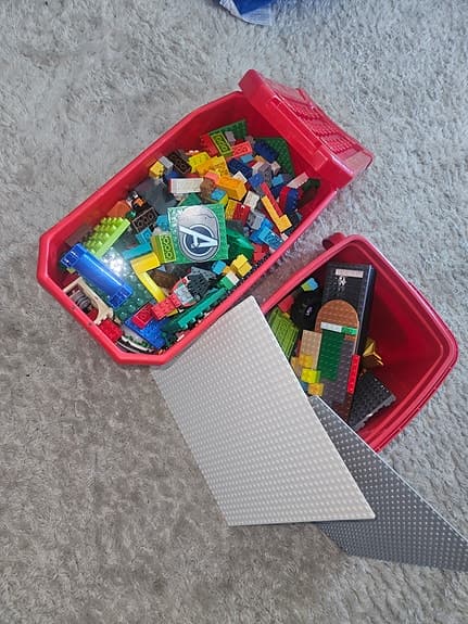 LEGO klossar med förvaringslådor och byggplattor