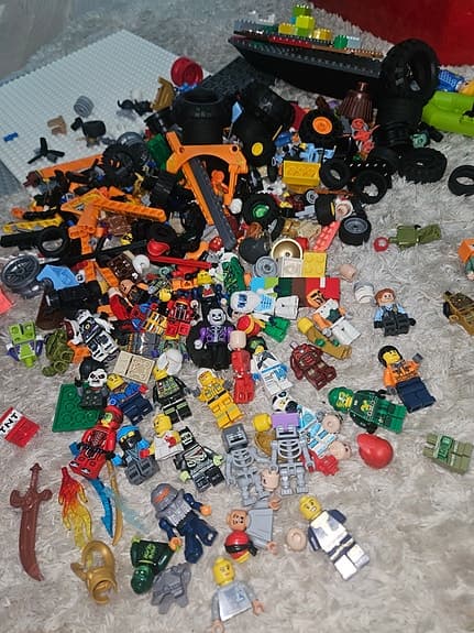 LEGO klossar med förvaringslådor och byggplattor