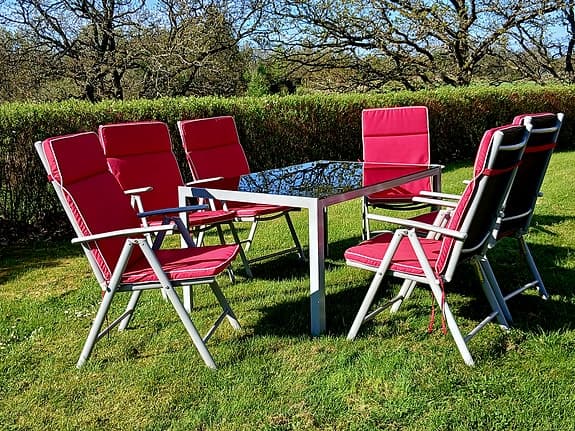 Utegrupp – glasbord + 6 hopfällbara stolar med dynor