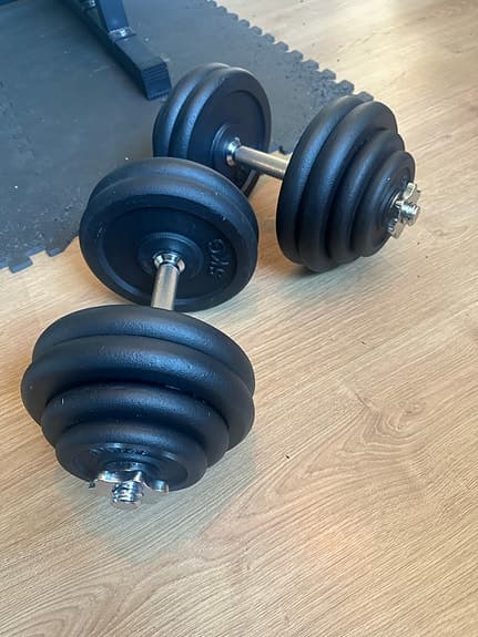 Träningsbänk med skivstångsställning och hantlar