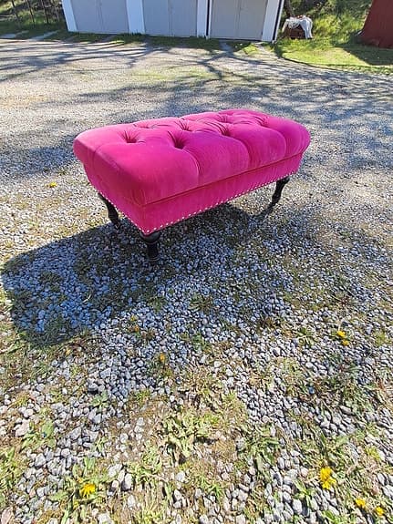 Rosa stoppad bänk / fotpall / Sittpuff, med knappar