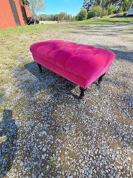 Rosa stoppad bänk / fotpall / Sittpuff, med knappar