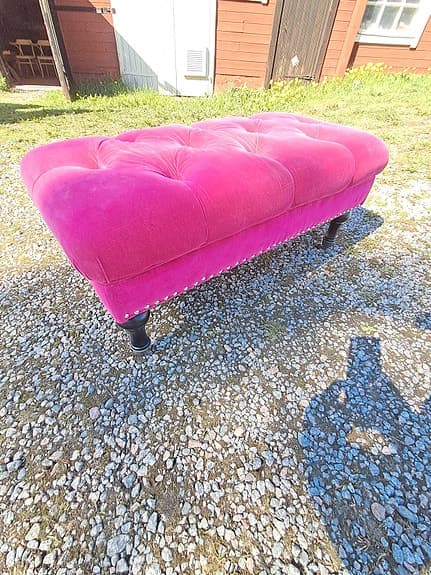 Rosa stoppad bänk / fotpall / Sittpuff, med knappar