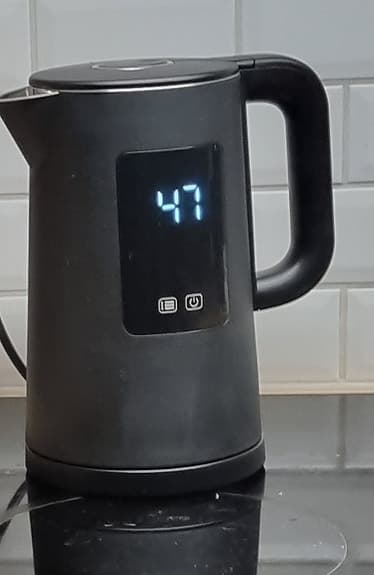 Clas Olsson  vattenkokare med temperaturdisplay svart