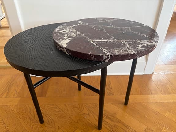 Bolia Closer sidobord – Röd marmor & svart ek (Nyskick!)