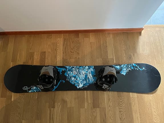 Burton snowboard med bindningar blå/svart