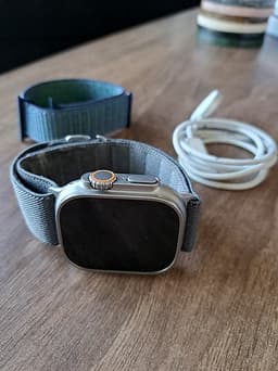 Apple Watch Ultra 1 (49mm) – Defekt (Spricka undersida) + 2 armband