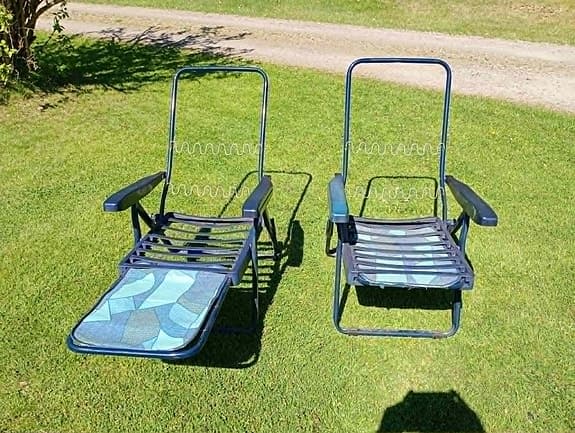 Två hopfällbara solstolar av bra kvalitét i mörkblått metall & plast med bendyna