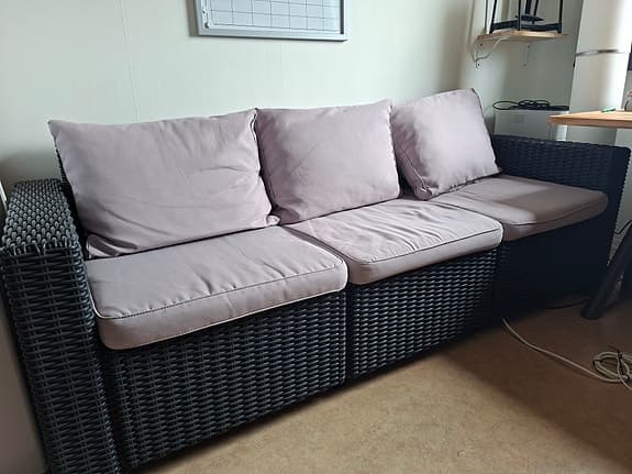 3-sits utesoffa med ljusa dynor