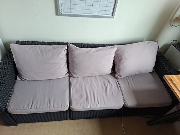 3-sits utesoffa med ljusa dynor