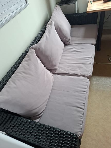 3-sits utesoffa med ljusa dynor