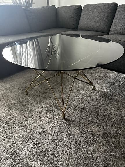 Runt soffbord i rökfärgat glas och mässing – 90 cm