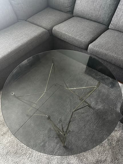 Runt soffbord i rökfärgat glas och mässing – 90 cm