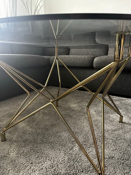 Runt soffbord i rökfärgat glas och mässing – 90 cm