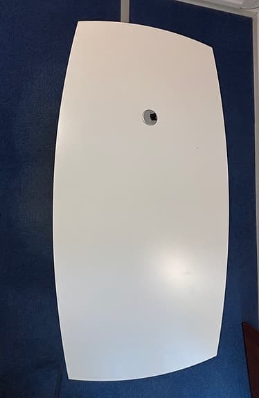 Vitt konferensbord med kabelgenomföring