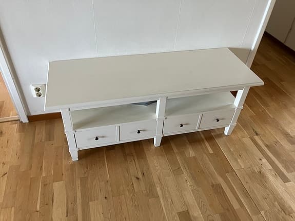 Hallbänk