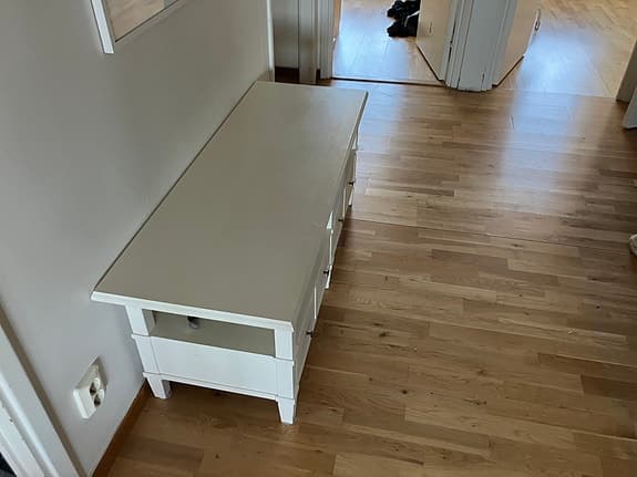 Hallbänk