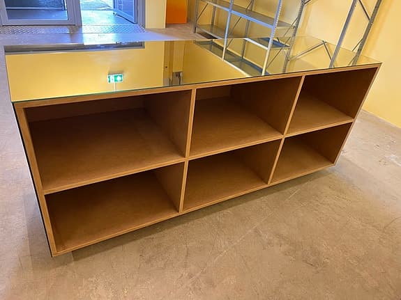 Kassadisk i spegelglas