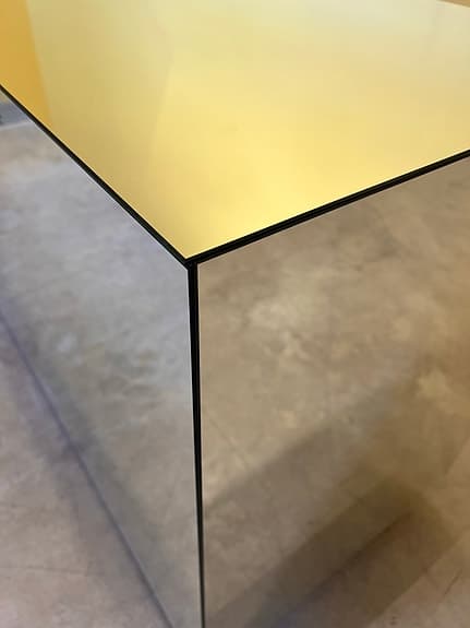 Kassadisk i spegelglas
