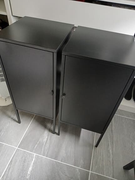 Svarta metallskåp med dörr