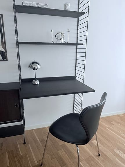 Sjuan stol svart läder