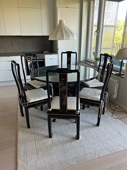 Matbord och 6st matchande stolar