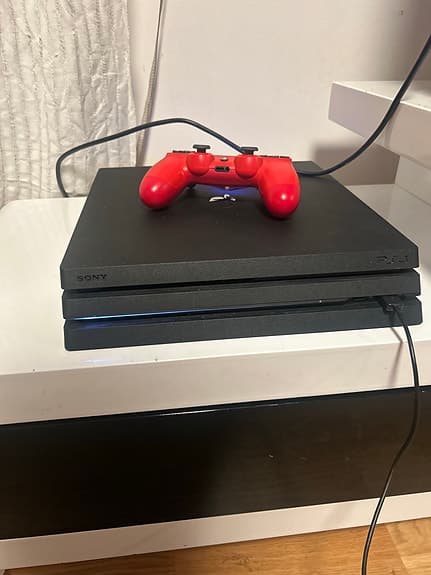 Sony Playstation 4 Pro spelkonsol med röd handkontroll