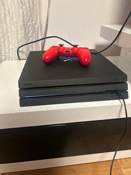 Sony Playstation 4 Pro spelkonsol med röd handkontroll